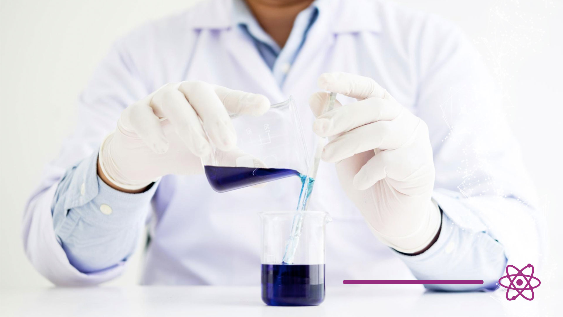 Persona haciendo pruebas de laboratorio, color azul, liquido azul