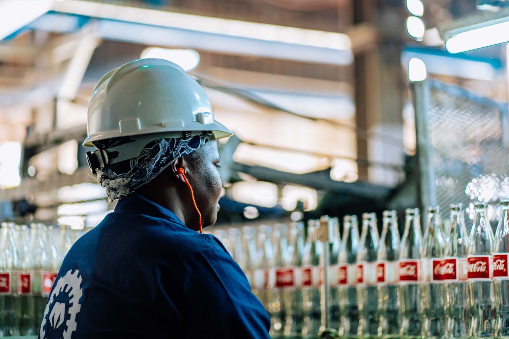 Para que una empresa de manufactura pueda garantizar a sus clientes, la calidad y la inocuidad de sus productos, es necesario que tenga implementadas Buenas Prácticas de Manufactura (BPM); éstas, deben ser organizadas, documentadas y con una permanente evaluación de los resultados.