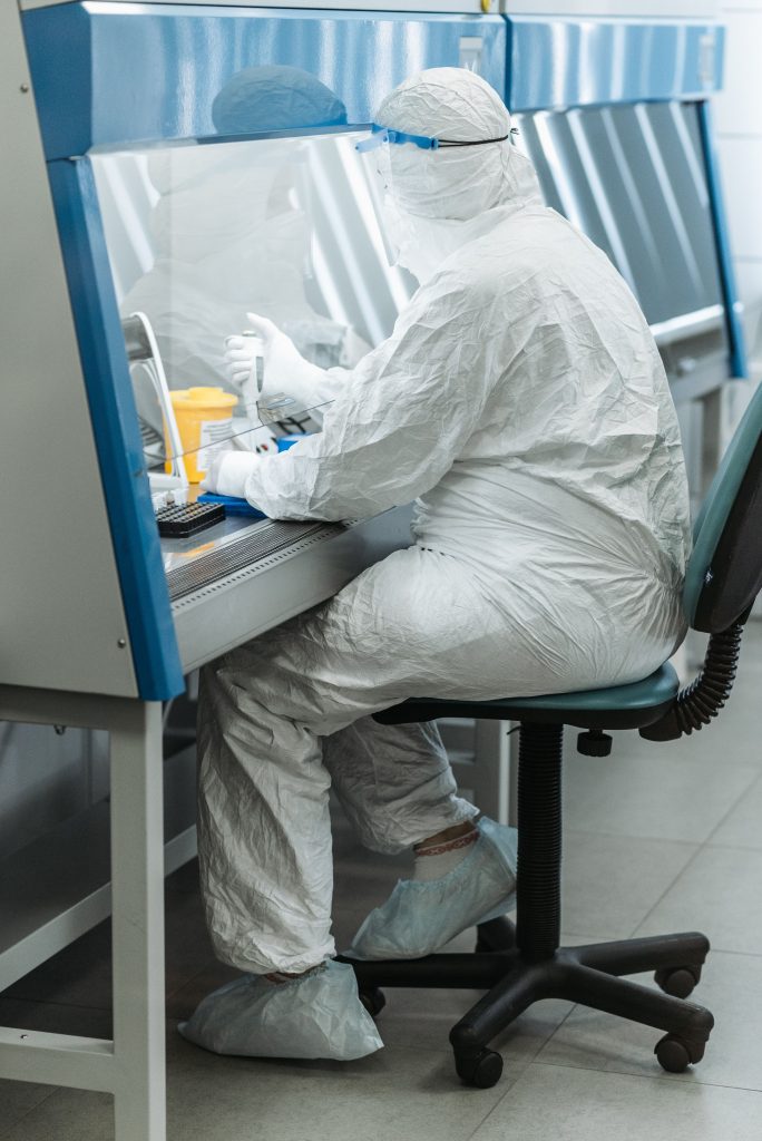 El pensamiento basado en riesgos permite a un laboratorio determinar de manera anticipada los factores que podrían causar que sus procesos y su sistema de gestión se desvíen de los resultados planificados, y de esta forma poner en marcha acciones preventivas para minimizar los efectos negativos y maximizar el uso de las oportunidades a medida que están surjan. En base a este principio, la implementación del Sistema de Gestión de Riesgos en el laboratorio prevendrá la ocurrencia de resultados erróneos y, en caso de presentarse alguna desviación durante el proceso, contar con las herramientas necesarias para su solución y control.