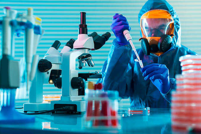 La seguridad en todo centro de trabajo es un requisito laboral, sin embargo, la protección de la integridad física de cada persona y de las personas que la rodean, es una responsabilidad y una adecuada actitud. En los laboratorios de ensayo estamos expuestos a sustancias químicas peligrosas y en el caso de laboratorios de ensayos biológicos, a la exposición de biogases y de cultivos microbianos, por tanto, es muy importante el interés y el seguimiento a las reglas de seguridad e higiene del personal.